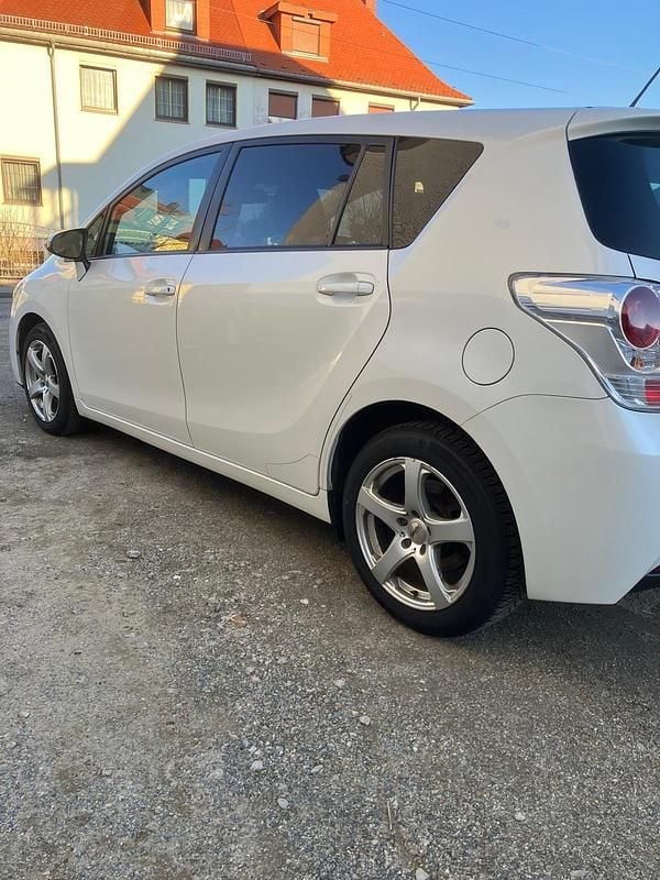 Gebraucht Toyota Verso 126 PS (92 kW) 2013 Weiß Van / Kleinbus