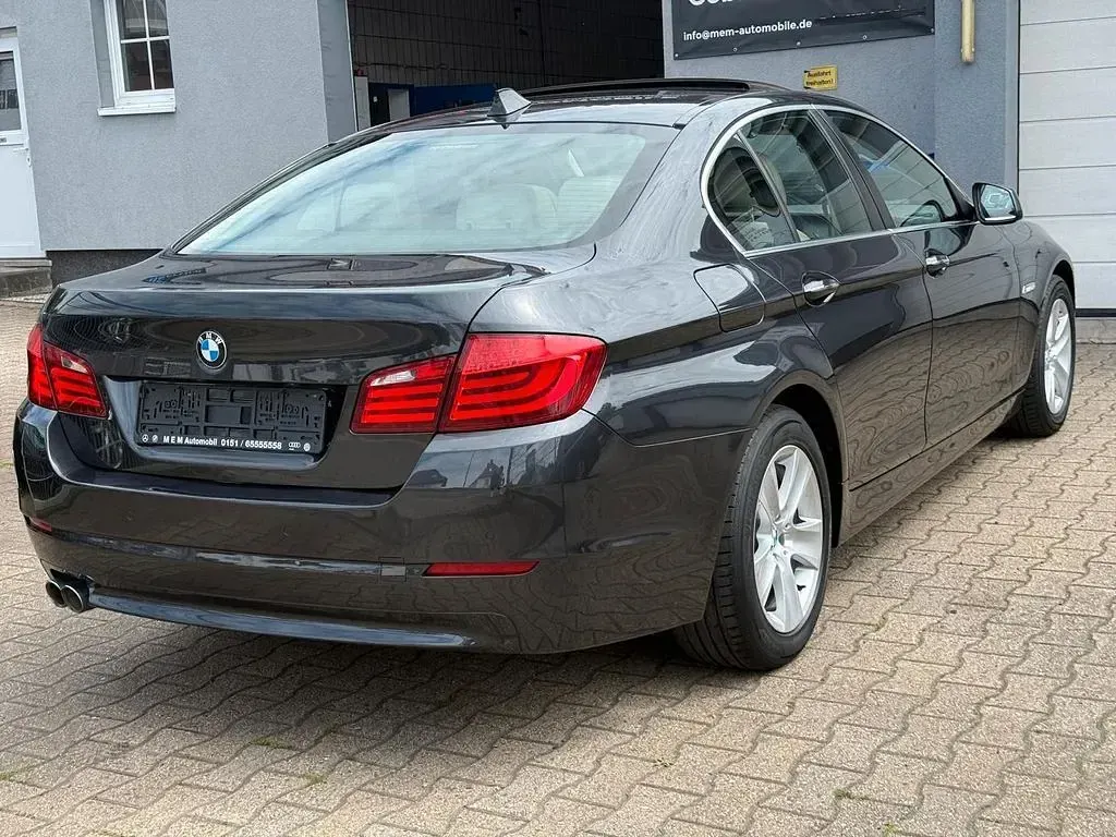Gebraucht BMW 530 Sport Line 258 PS (189 kW) 2012 Sophistograu Limousine
