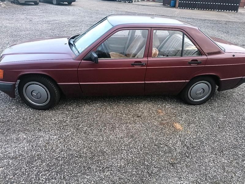 Gebraucht Mercedes 190 109 PS (80 kW) 1991 Rot Limousine