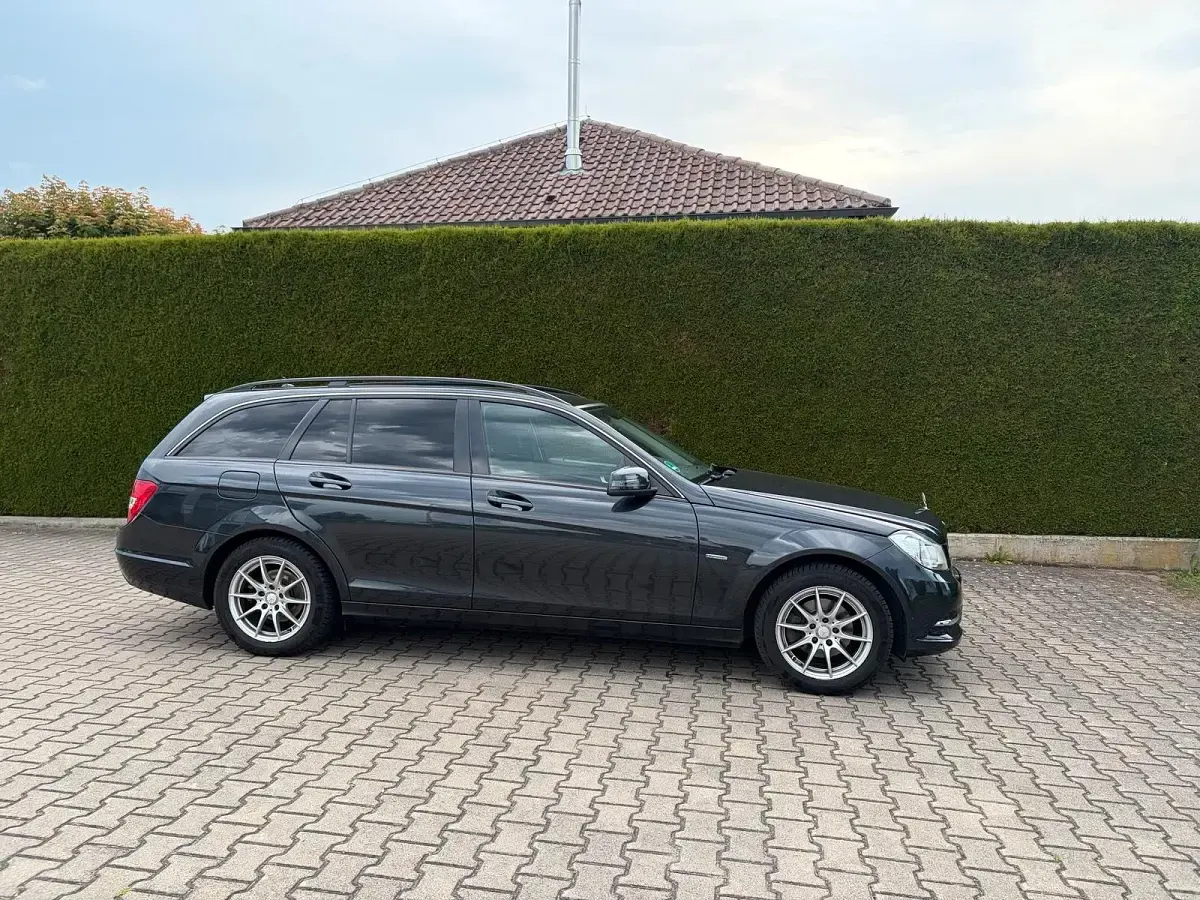 Gebraucht Mercedes C180 156 PS (114 kW) 2012 Grau Kombi