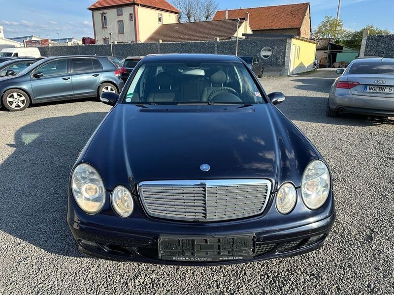 Gebraucht Mercedes E220 150 PS (110 kW) 2005 Tansanitblau  metalliclack Limousine