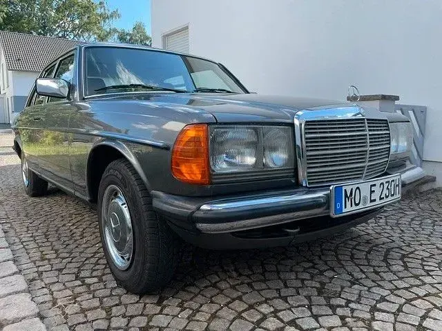 Gebraucht Mercedes 230 136 PS (100 kW) 1984 Grau Limousine