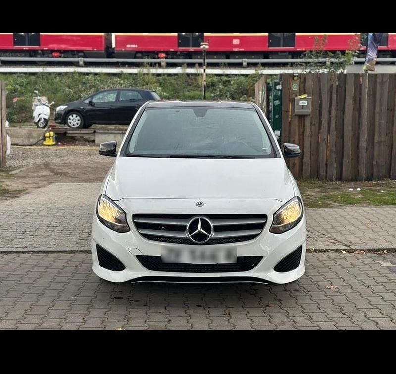 Weiß Gebraucht 2019 Mercedes B220 Van / Kleinbus | 15.500 € (Superpreis) - Bild 1/4