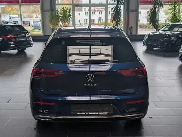 Gebraucht VW Golf VIII Life 150 PS (110 kW) 2023 Blau Limousine