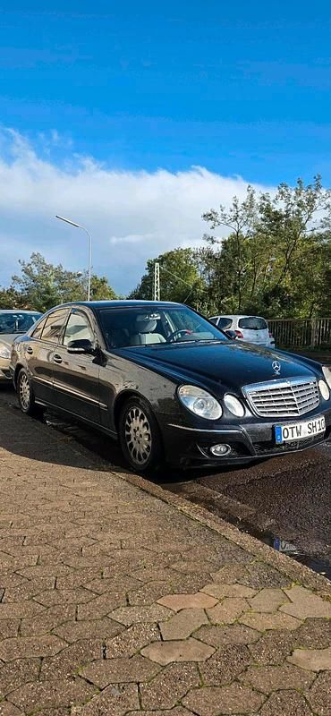 Schwarz Gebraucht 2007 Mercedes E220 Limousine | 5.300 € (Fairer Preis) - Bild 1/4