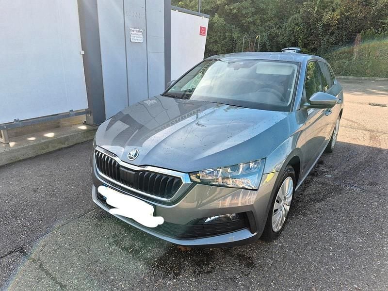Grau Gebraucht 2023 Skoda Scala Kleinwagen | 15.999 € - Bild 1/4