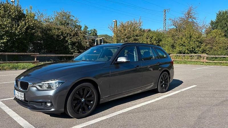 Grau Gebraucht 2019 BMW 320 Advantage Kombi | 17.100 € (Fairer Preis) - Bild 1/4