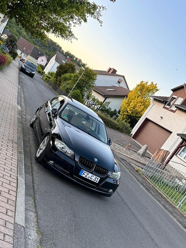 Schwarz Gebraucht 2005 BMW 330 Limousine | 6.199 € (Fairer Preis) - Bild 1/4
