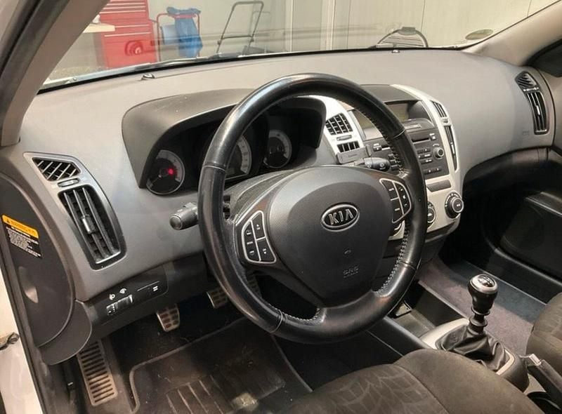 Second-hand Kia ProCeed EX 128 CP (94 kW) 2008 Alb Hatchback