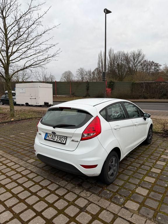 Gebraucht Ford Fiesta 60 PS (44 kW) 2012 Weiß Kleinwagen