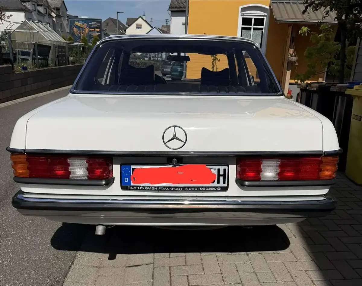 Gebraucht Mercedes 200 101 PS (74 kW) 1978 Weiß Limousine