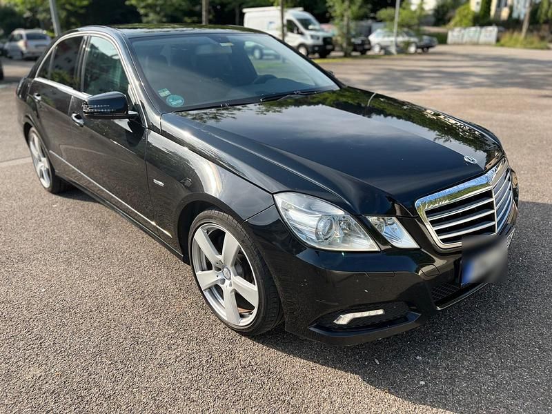 Schwarz Gebraucht 2010 Mercedes E300 Avantgarde Limousine | 8.500 € (Fairer Preis) - Bild 1/4