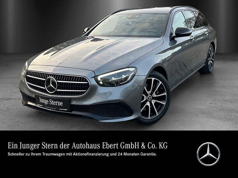 Grau Gebraucht 2022 Mercedes E220 Night Limousine | 33.850 € (Guter Preis) - Bild 1/4