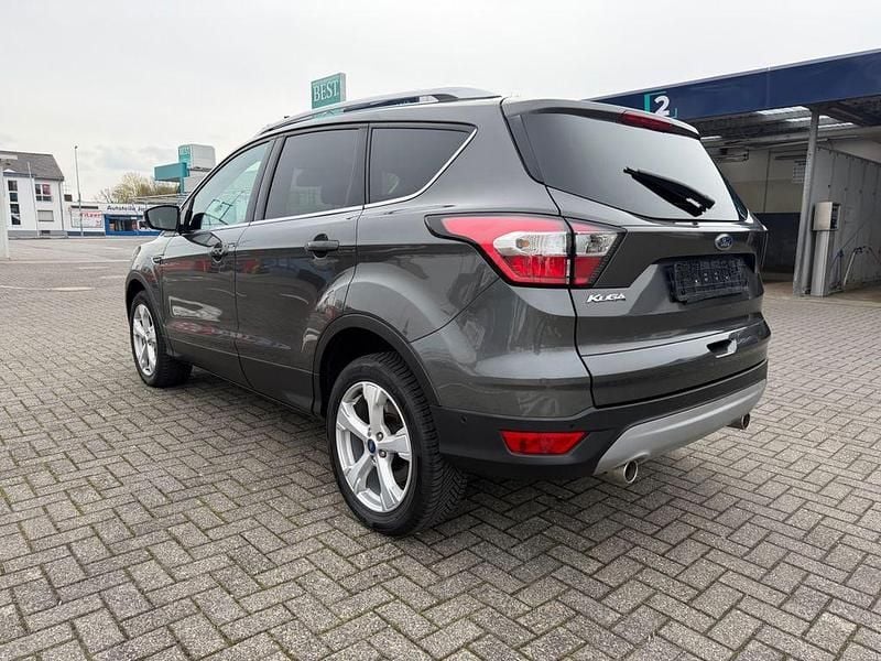 Gebraucht Ford Kuga Titanium 179 PS (131 kW) 2016 Grau SUV