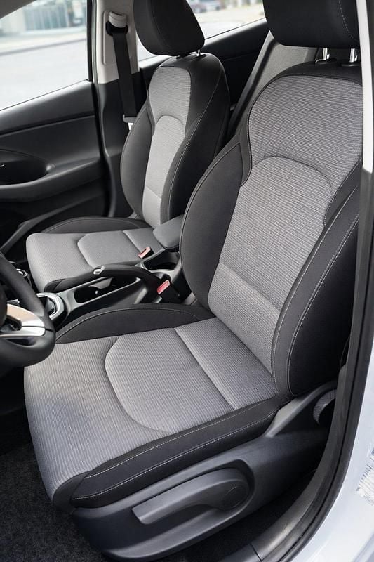 Gebraucht Hyundai i30 Select 120 PS (88 kW) 2017 Weiß Kleinwagen