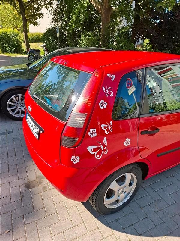 Rot Gebraucht 2005 Ford Fiesta Kleinwagen | 400 € (Superpreis) - Bild 1/4