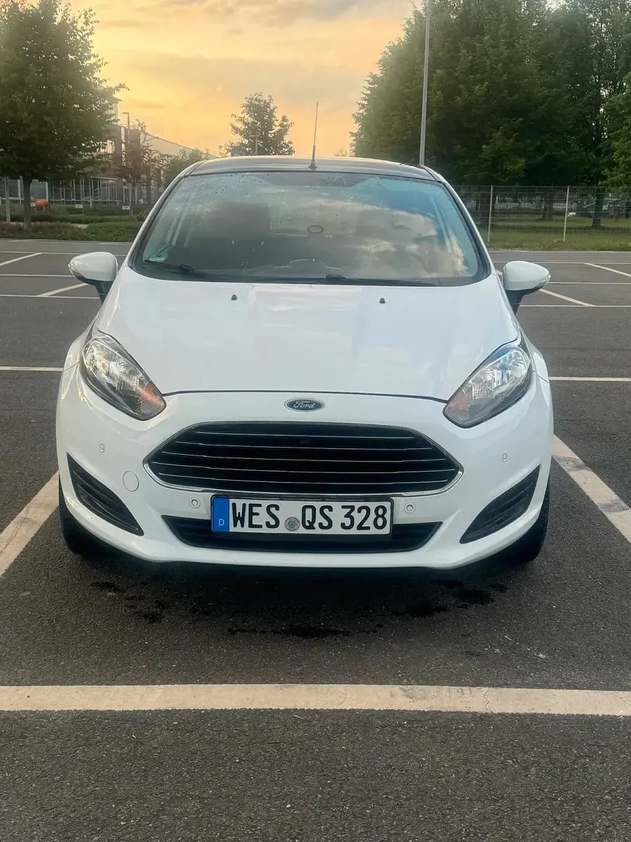 Gebraucht Ford Fiesta 80 PS (58 kW) 2013 Weiß Kleinwagen