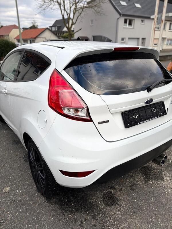 Weiß Gebraucht 2013 Ford Fiesta Kleinwagen | 2.900 € (Guter Preis) - Bild 1/4
