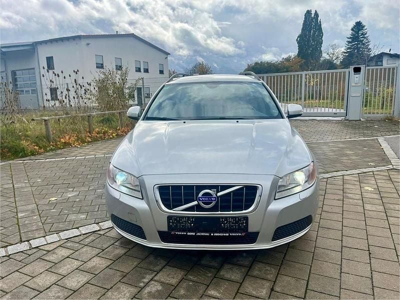 Silber Gebraucht 2009 Volvo V70 Kombi | 4.900 € (Fairer Preis) - Bild 1/4