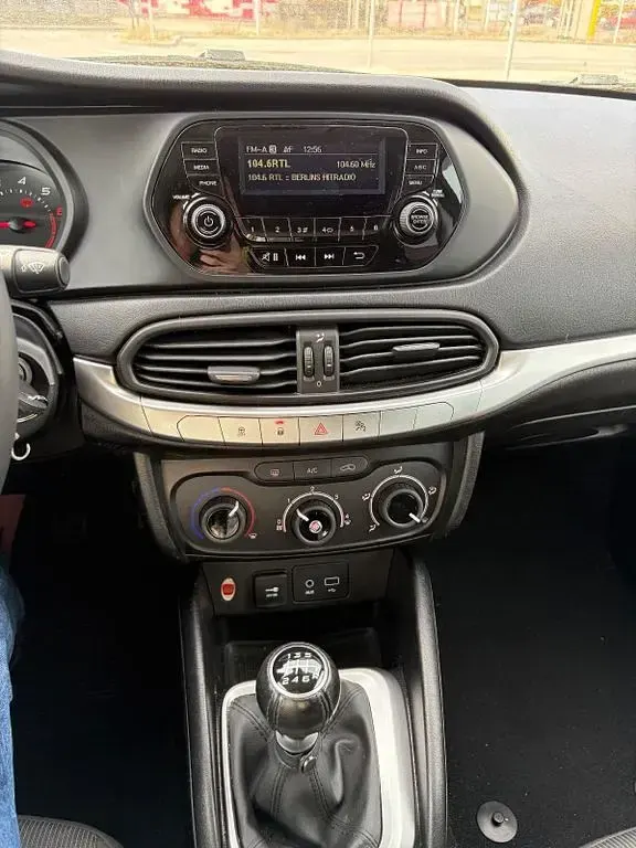 Usado Fiat Tipo Pop 95 CV (69 kW) 2017 Gris Berlina