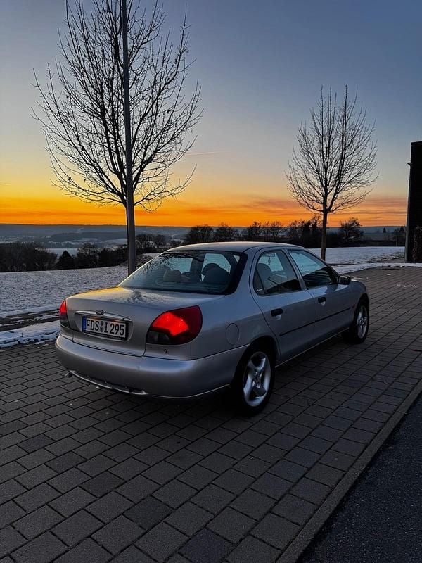 Gebraucht Ford Mondeo 118 PS (86 kW) 1998 Silber Limousine
