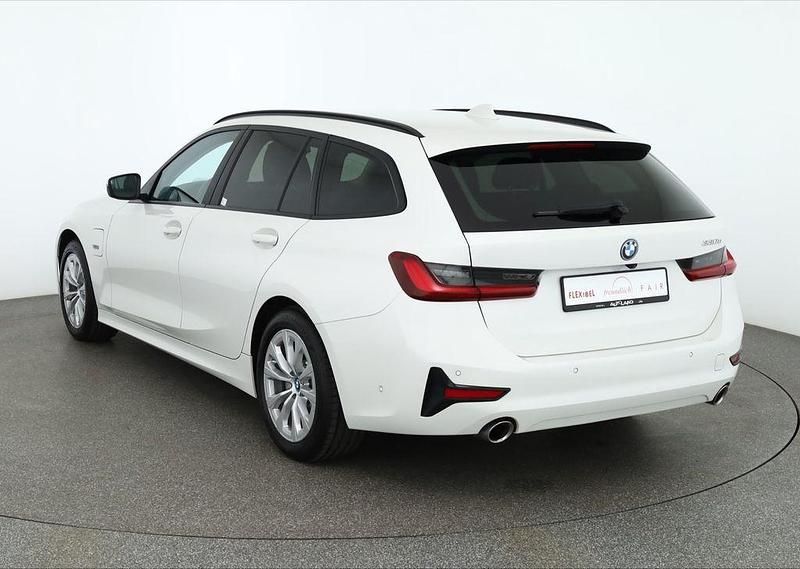 Gebraucht BMW 330e Sport Line 252 PS (185 kW) 2022 Weiß Kombi