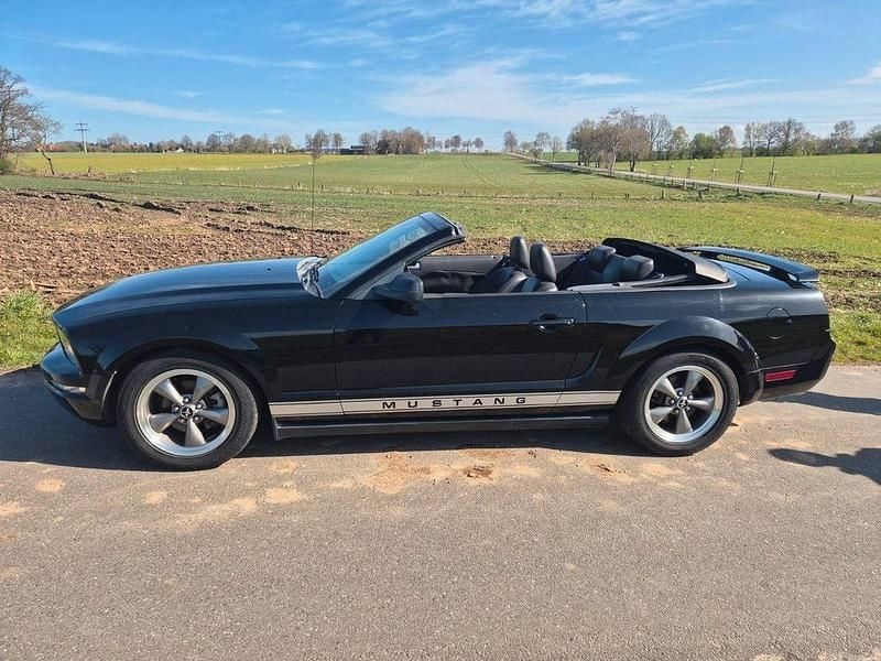 Second-hand Ford Mustang 208 CP (152 kW) 2005 Negru Cabrio