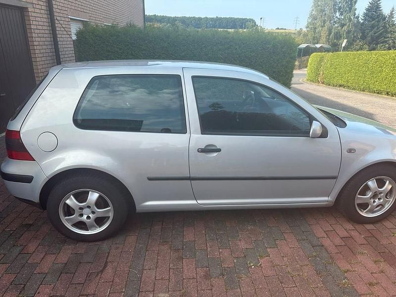 Silber Gebraucht 2000 VW Golf IV Basis Limousine | 800 € (Fairer Preis) - Bild 1/4