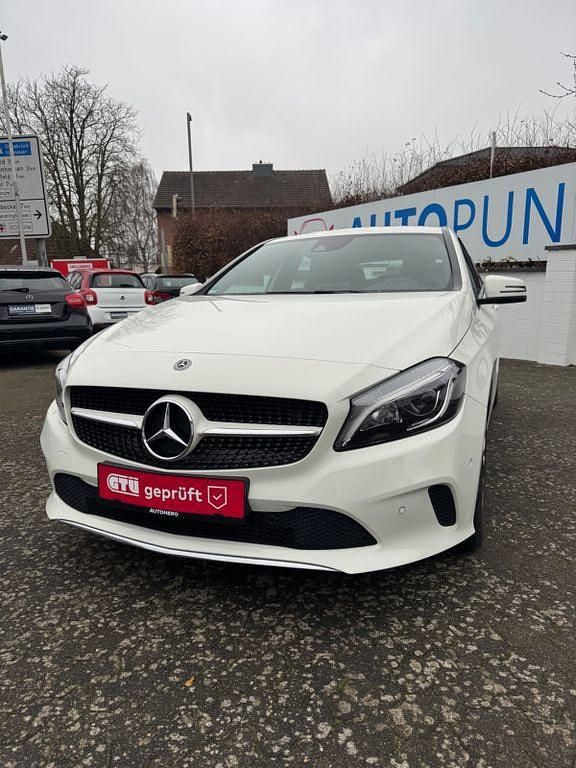Gebraucht Mercedes A180 109 PS (80 kW) 2017 Weiß Limousine