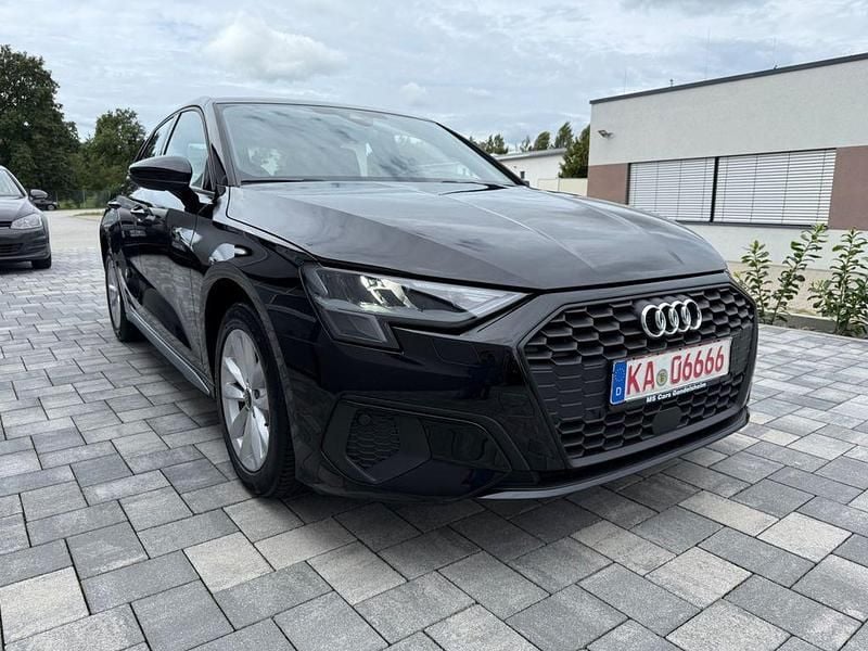 Gebraucht Audi A3 Sportback e-tron Basis 150 PS (110 kW) 2024 Schwarz Kleinwagen