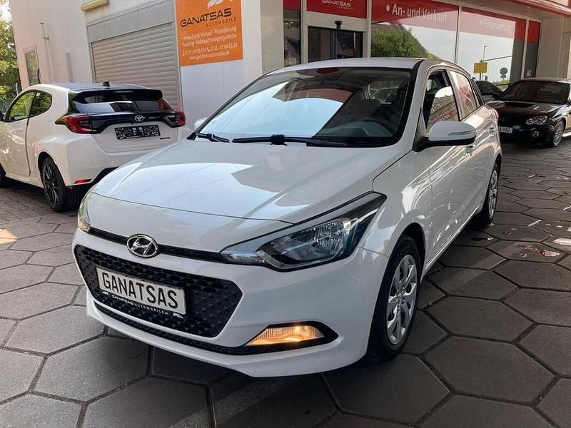 Weiß Gebraucht 2017 Hyundai i20 Active Limousine | 8.400 € (Fairer Preis) - Bild 1/4