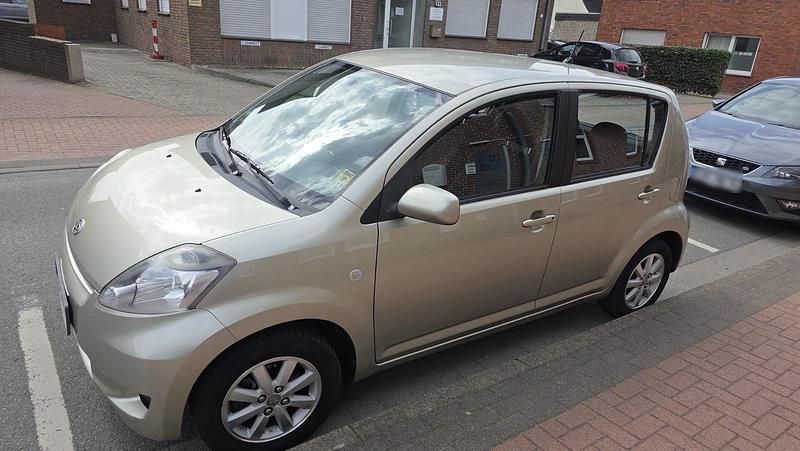 Gebraucht Daihatsu Sirion 2011 Silber Kleinwagen