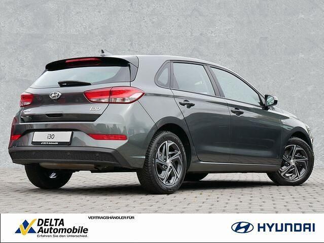 Gebraucht Hyundai i30 Select 120 PS (88 kW) 2022 Amazon grey / met Limousine