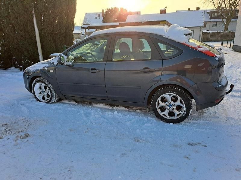 Grau Gebraucht 2008 Ford Focus Limousine | 950 € (Superpreis) - Bild 1/4