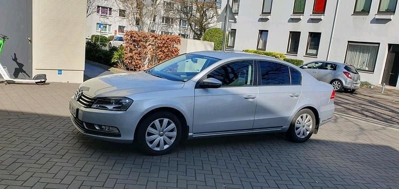 Silber Gebraucht 2011 VW Passat Limousine | 5.500 € (Superpreis) - Bild 1/4