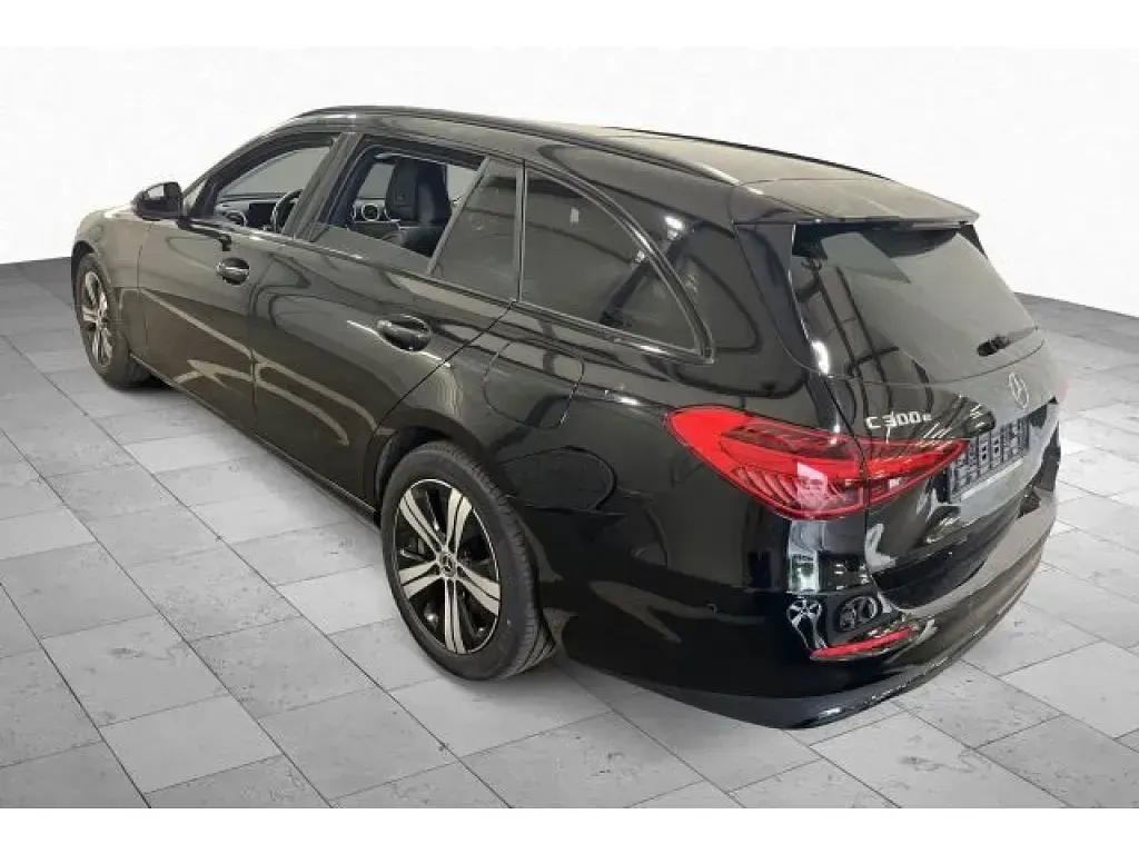Gebraucht Mercedes C300e Night 313 PS (230 kW) 2023 Schwarz/baltic black Kombi