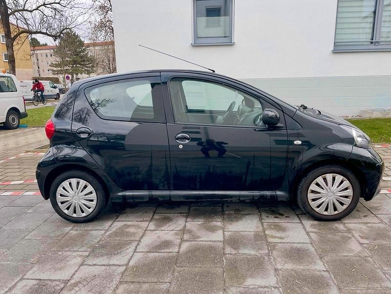 Gebraucht Toyota Aygo 68 PS (50 kW) 2007 Schwarz Kleinwagen