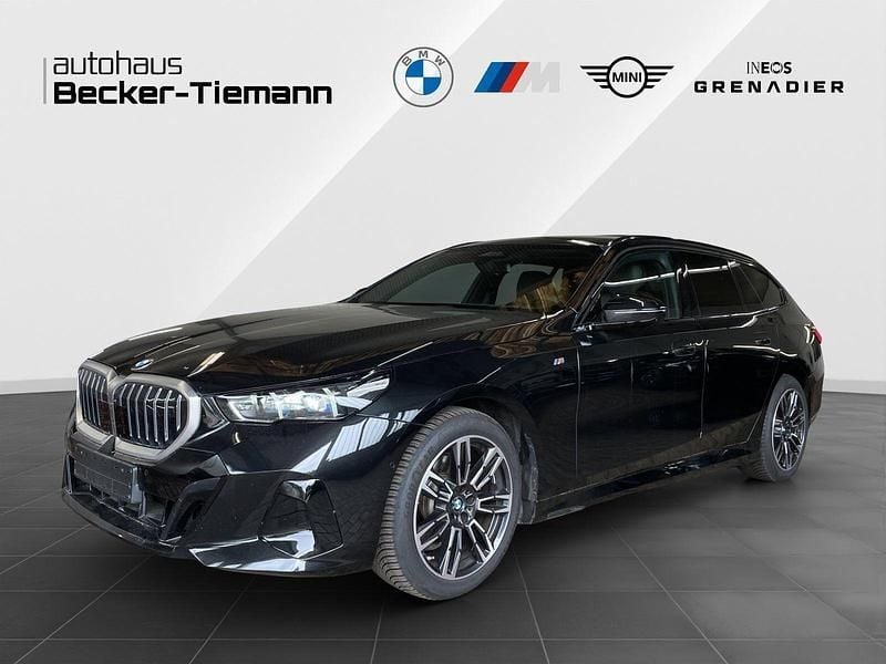 Saphirschwarz Gebraucht 2024 BMW 520 M Sport Kombi | 53.407 € (Superpreis) - Bild 1/4