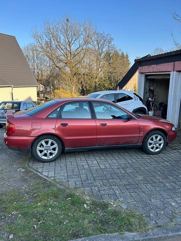 Second-hand Audi A4 99 CP (72 kW) 1994 Roșu Berlinǎ