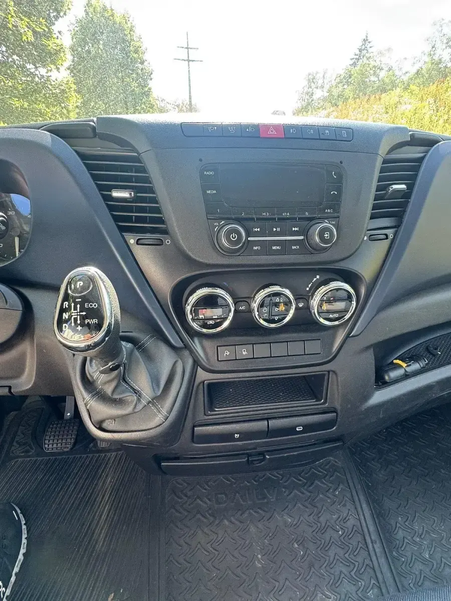 Gebraucht Iveco Daily 136 PS (100 kW) 2018 Weiß Van / Kleinbus