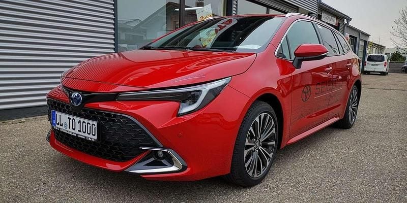 Karminarot Gebraucht 2024 Toyota Corolla Hybrid Team Kombi | 29.990 € (Etwas zu teuer) - Bild 1/4