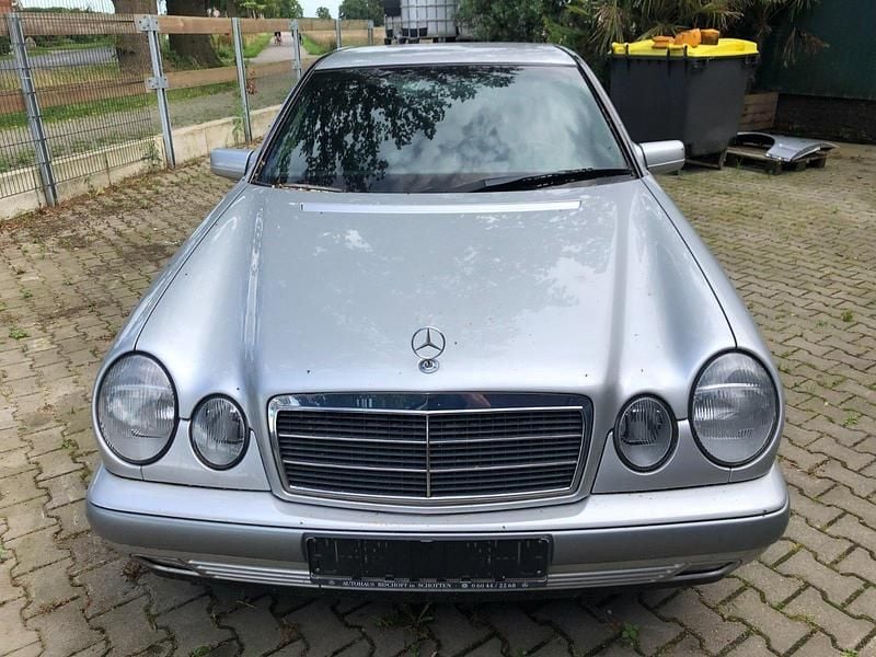 Silber Gebraucht 1998 Mercedes E200 Limousine | 3.899 € (Fairer Preis) - Bild 1/4