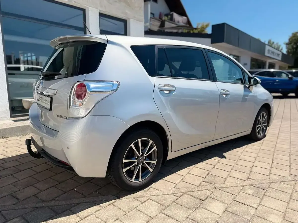 Gebraucht Toyota Verso Skyview Edition 111 PS (81 kW) 2014 Silber Van / Kleinbus