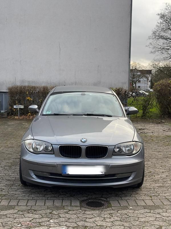Grau Gebraucht 2009 BMW 118 Kleinwagen | 2.400 € (Guter Preis) - Bild 1/4