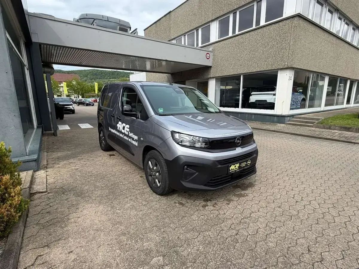 Neu Opel Combo-e Life 100 kW (136 PS) 2026 Kontrast grau Van / Kleinbus