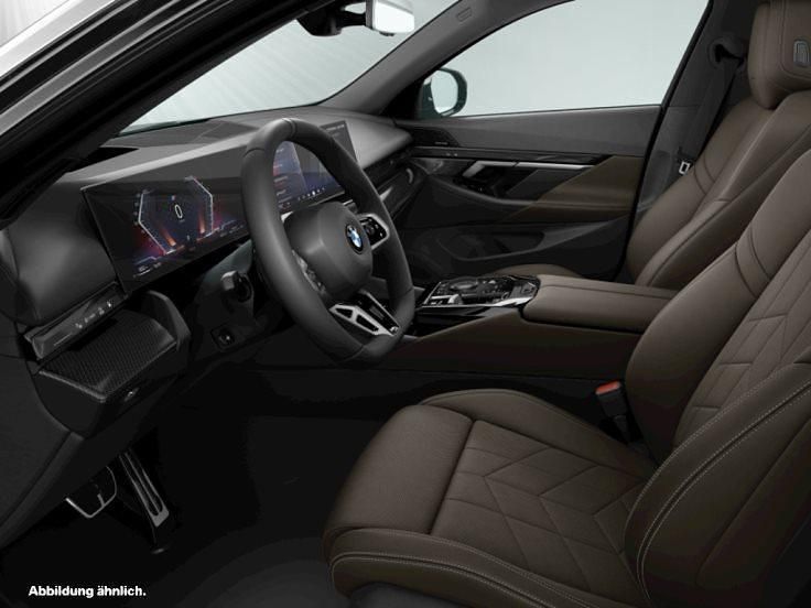 Gebraucht BMW 520 M Sport 208 PS (152 kW) 2025 Black sapphire metallic Kombi