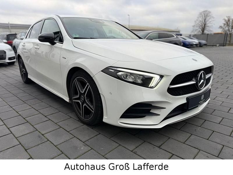 Weiß Gebraucht 2020 Mercedes A180 Edition Limousine | 25.990 € (Fairer Preis) - Bild 1/4