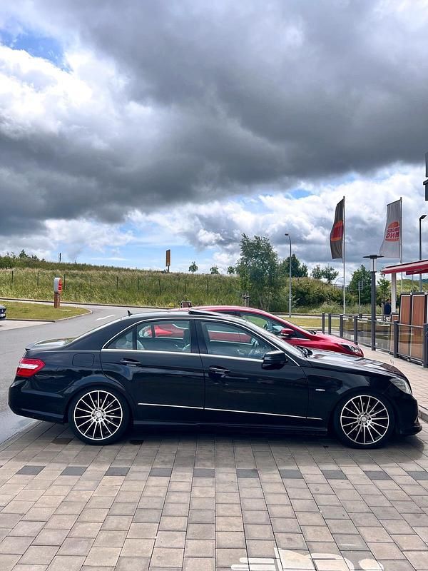 Schwarz Gebraucht 2010 Mercedes E350 Limousine | 6.999 € (Superpreis) - Bild 1/4