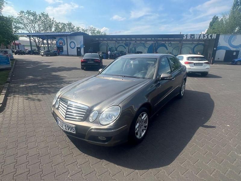 Gebraucht Mercedes E220 Elegance 170 PS (125 kW) 2007 Beige Limousine