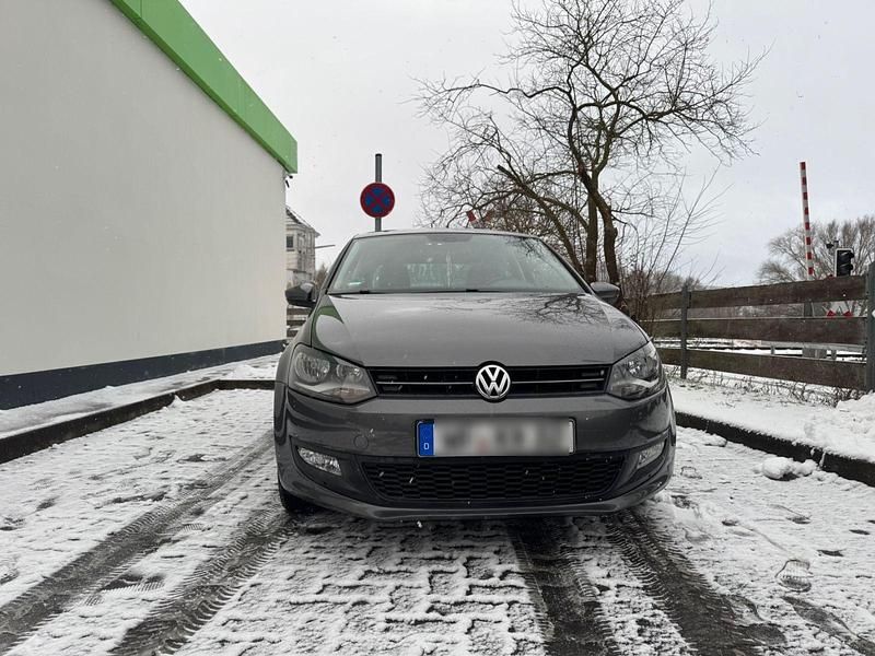 Grau Gebraucht 2010 VW Polo Team Limousine | 7.300 € (Guter Preis) - Bild 1/4